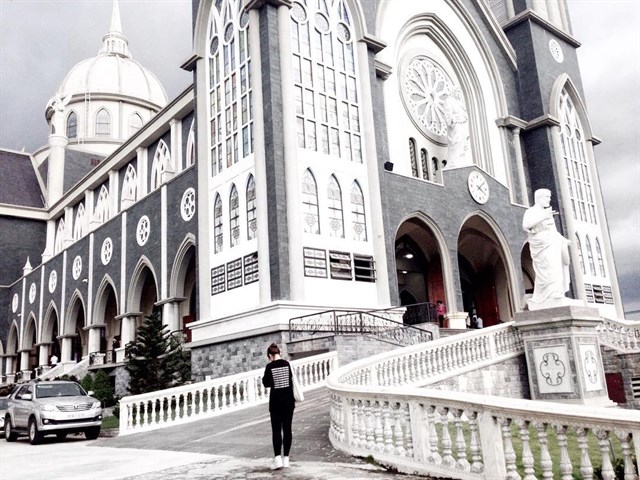Nhà thờ chánh tòa Phú Cường, Địa chỉ: ngã 6 Bình dương), 394 Cách Mạng Tháng Tám, Phú Cường, Tp. Thủ Dầu Một, Bình Dương.