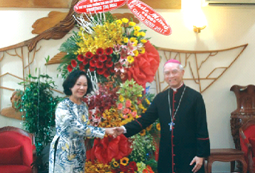Trưởng ban Dân vận Trung ương Trương Thị Mai thăm, chúc mừng Giáng sinh ĐGM. Giuse Đinh Đức Đạo và giáo phận Xuân Lộc.