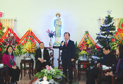 Phó Chủ tịch UBTƯMTTQ Việt Nam Ngô Sách Thực thăm, chúc mừng Giáng sinh ĐGM Tôma Vũ Đình Hiệu và giáo phận Bùi Chu.