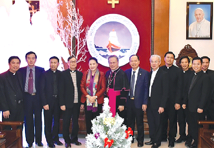 Chủ tịch Quốc hội Nguyễn Thị Kim Ngân thăm, chúc mừng Giáng sinh Đức TGM Giuse Nguyễn Chí Linh và giáo phận Thanh Hóa.