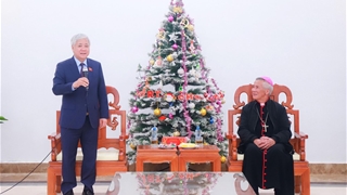 Chủ tịch Ủy ban Trung ương Mặt trận Tổ quốc Việt Nam Đỗ Văn Chiến thăm, chúc mừng Giáng sinh tại Nghệ An