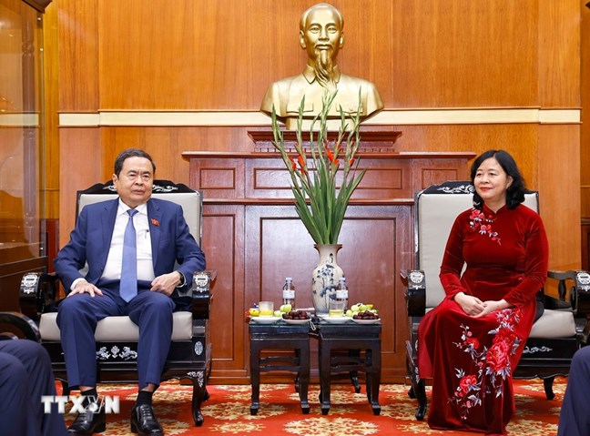  Chủ tịch Quốc hội Trần Thanh Mẫn trò chuyện với Chủ tịch Ủy ban Trung ương MTTQ Việt Nam Bùi Thị Minh Hoài 