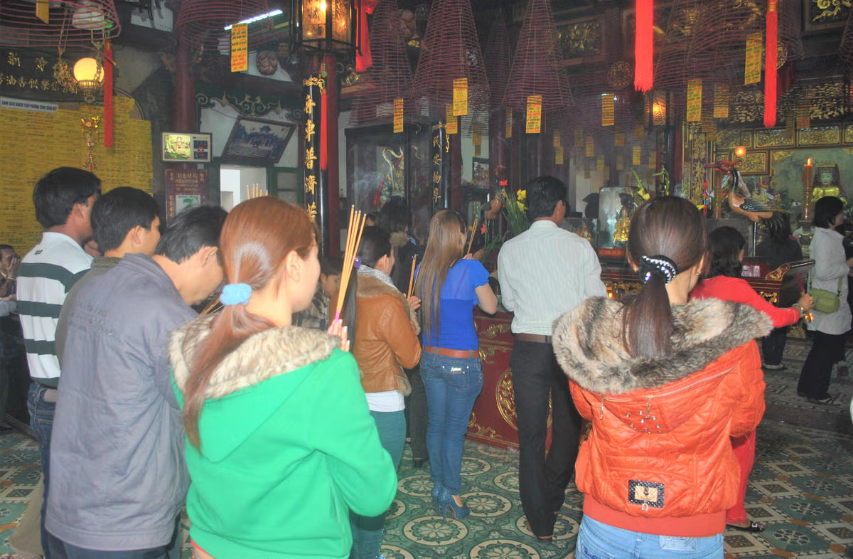 Người dân dâng hương cầu bình an năm mới. Ảnh: CV.