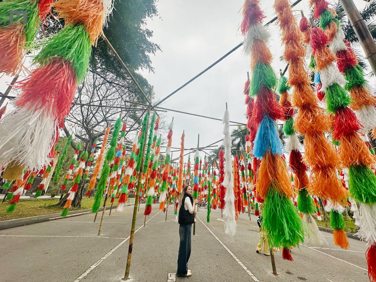 Không gian sắp đặt “Vũ điệu xuân” của nghệ sĩ Nguyễn Đức Phương. Ảnh: B.T.