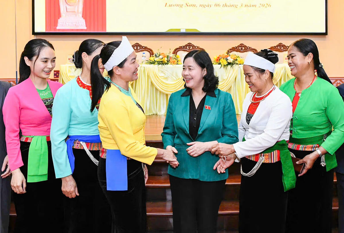 Chủ tịch UBTƯ MTTQ Việt Nam Bùi Thị Minh Hoài cùng với cử tri tham dự Hội nghị tại xã Lương Sơn (tỉnh Phú Thọ). Ảnh: Quang Vinh.