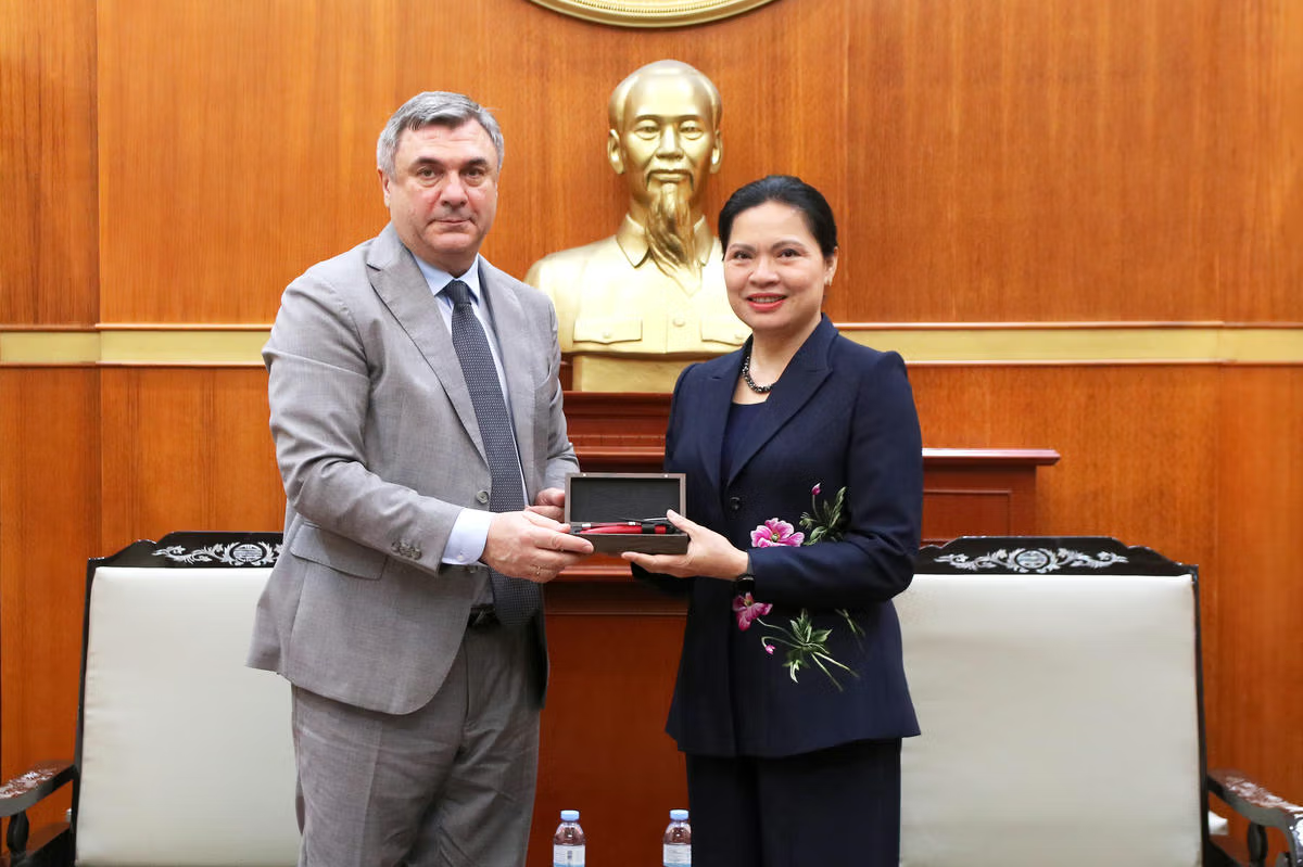 Phó Chủ tịch - Tổng Thư ký Hà Thị Nga nhận quà lưu niệm từ ông V.G. Kalganov.