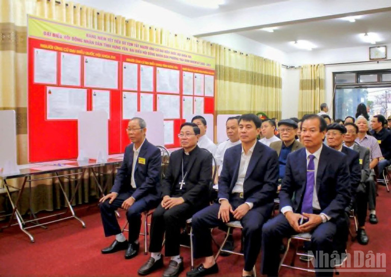 Giám mục Đặng Văn Cầu cùng chính quyền địa phương tham dự khai mạc bầu cử.