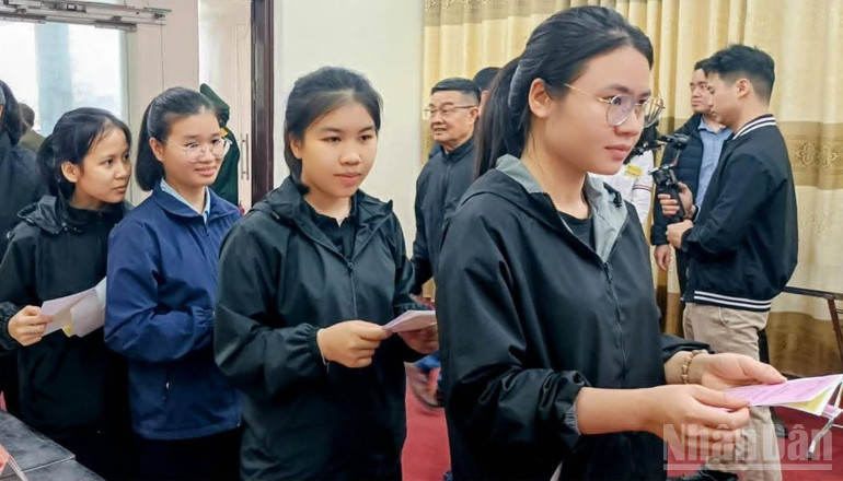 Cử tri thuộc Dòng nữ tu Đa Minh (Tòa Giám mục Thái Bình) tham dự bầu cử tại Tổ bầu cử số 4, Ủy ban Bầu cử phường Thái Bình (tỉnh Hưng Yên).