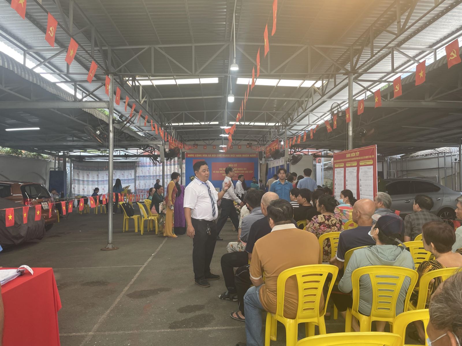 Một số giáo xứ cho địa phương mượn nhà sinh hoạt để làm nơi bỏ phiếu. Trong ảnh: hội trường giáo xứ Bình Thới