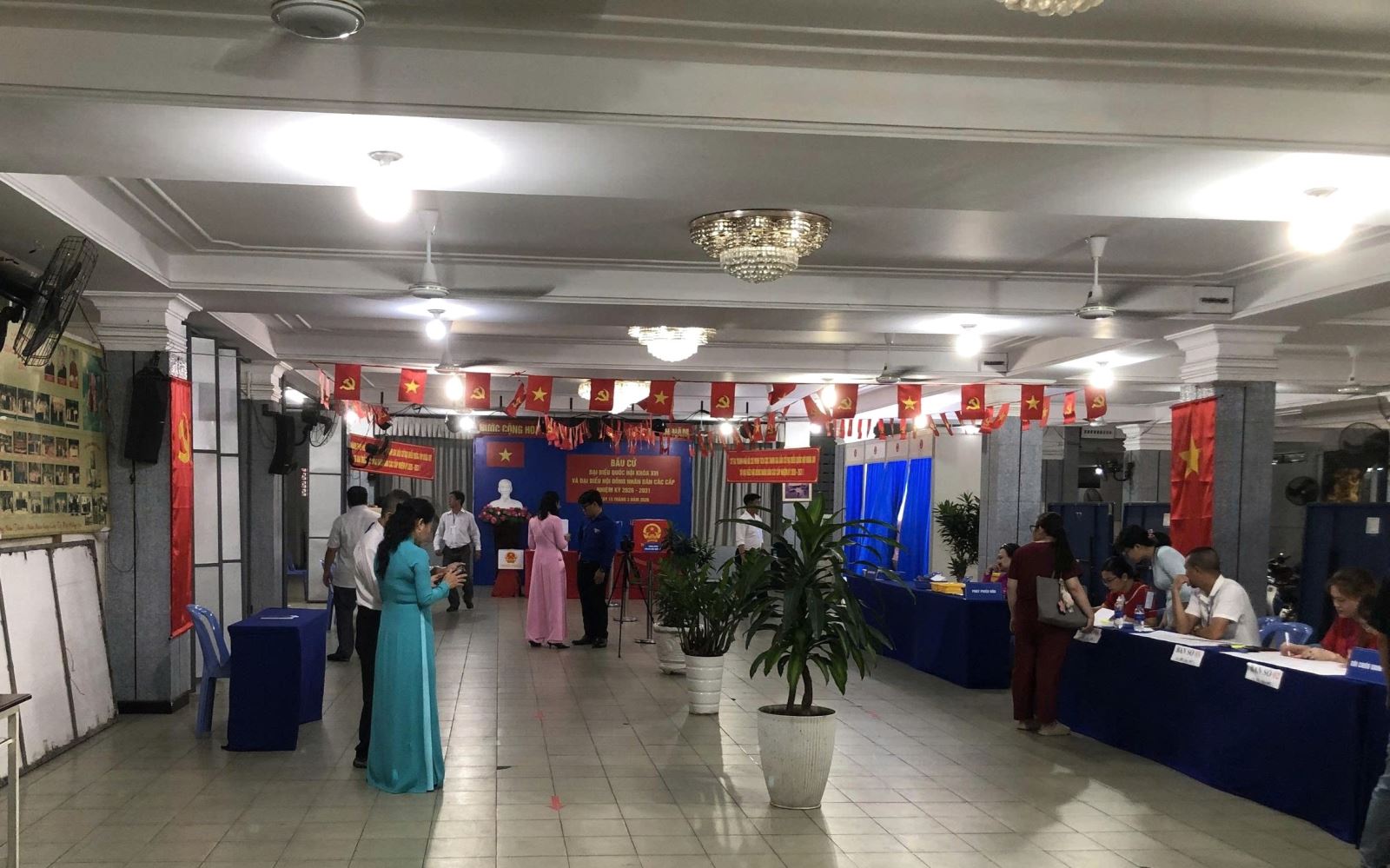 Một điểm bỏ phiếu được tổ chức tại hội trường giáo xứ Nam Hòa