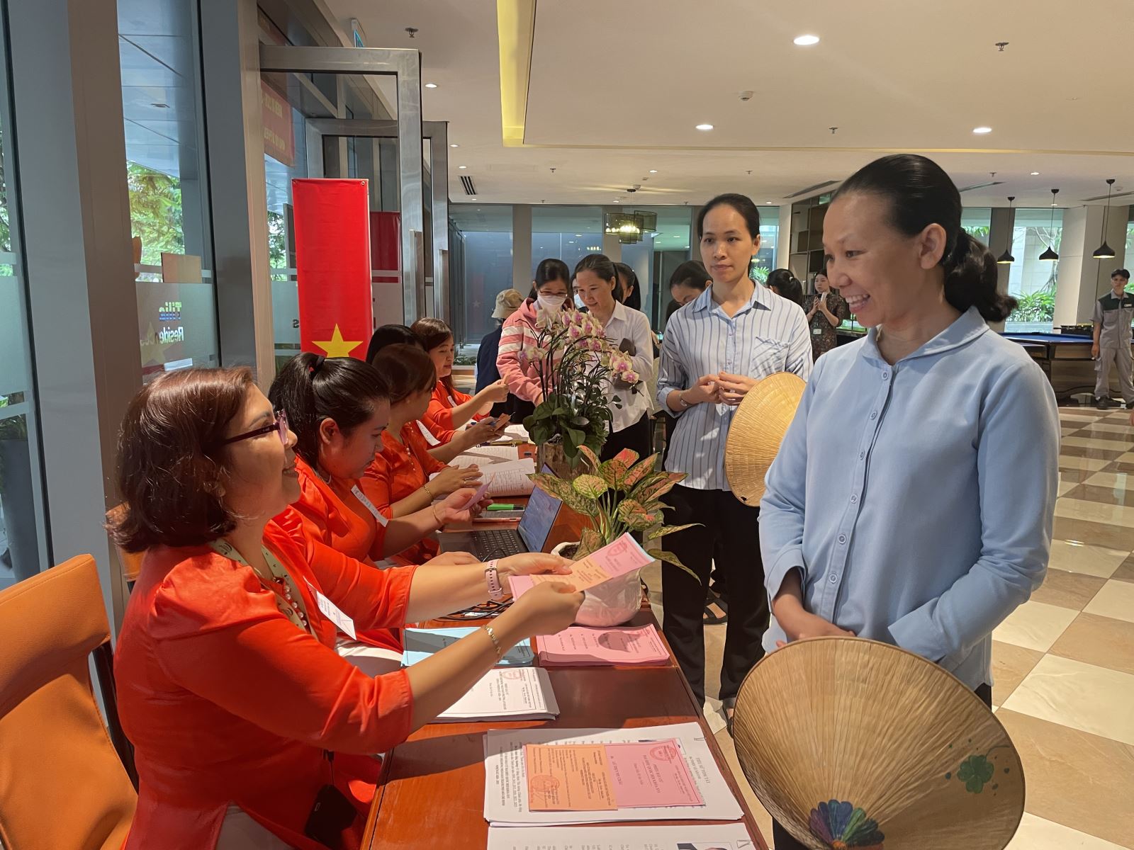 Các nữ tu hội dòng MTG Thủ Thiêm bỏ phiếu tại khu vực bỏ phiếu số 21, phường An Khánh, TPHCM