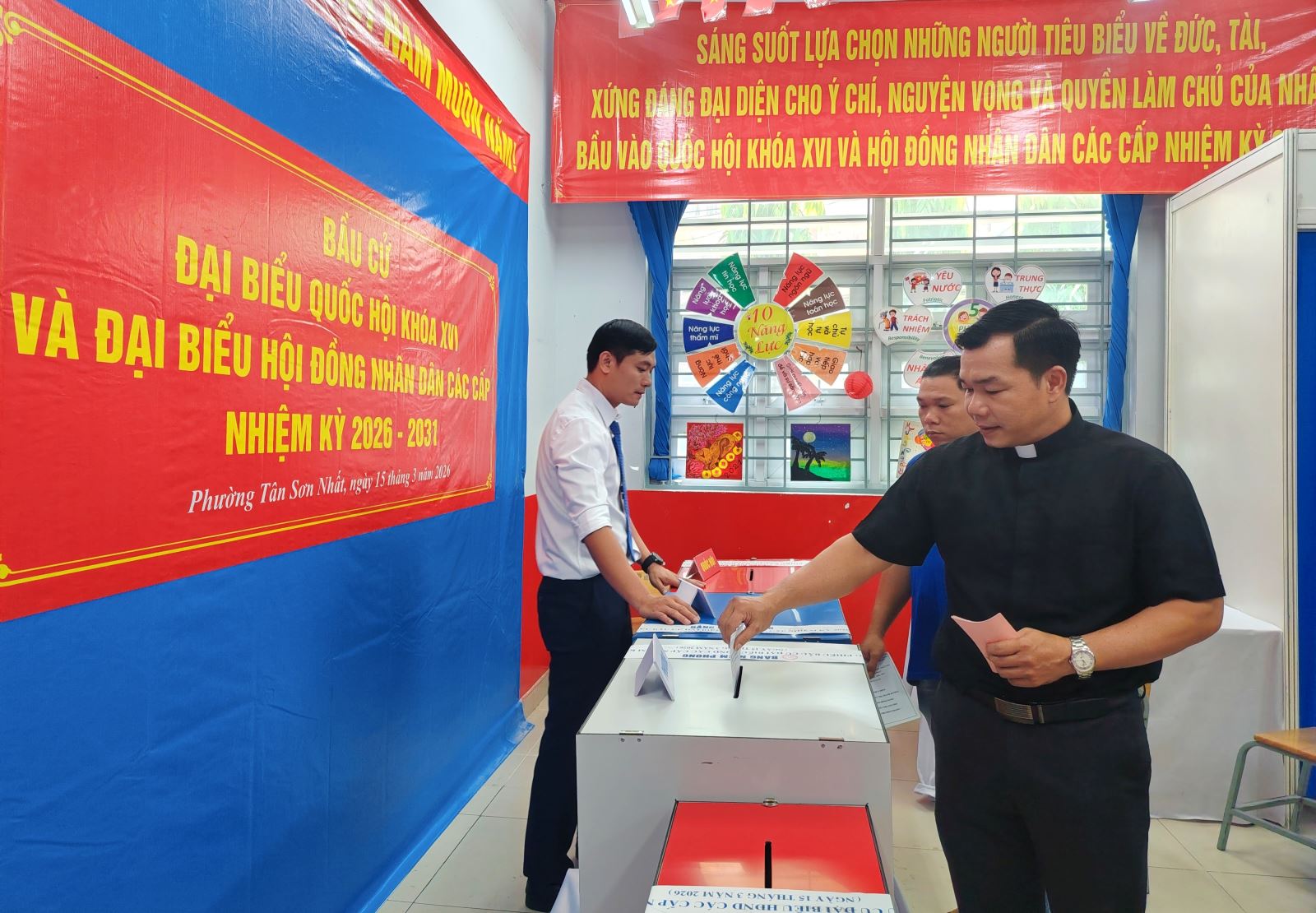Linh mục Phêrô Trần Quốc Tuấn, dòng Ngôi Lời tham gia bầu cử tại Điểm bầu cử số 31, phường Tân Sơn Nhất
