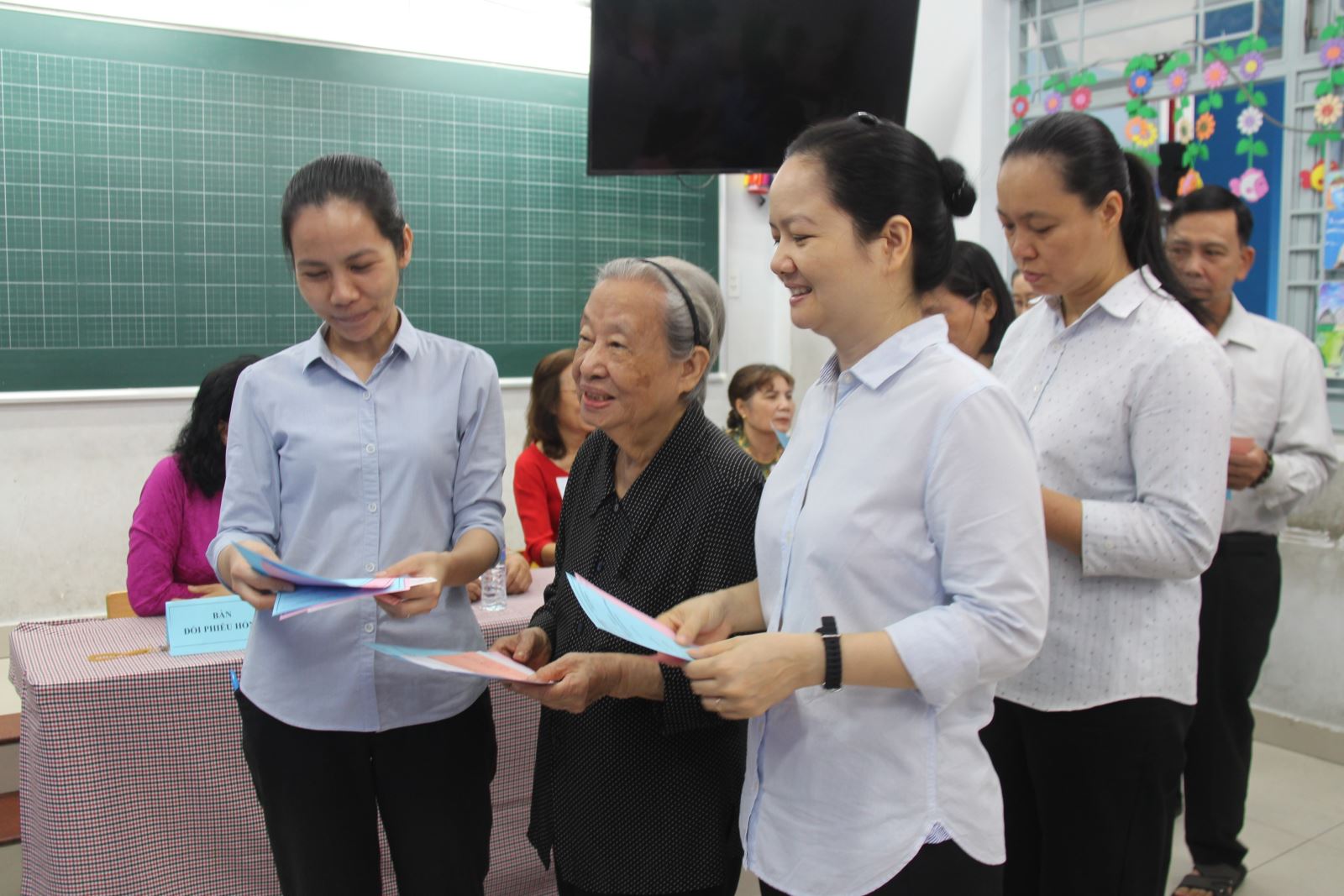 Các nữ tu dòng Mân Côi Chí Hòa chuẩn bị bỏ phiếu tại điểm bầu cử số 27, phường Tân Sơn Nhất