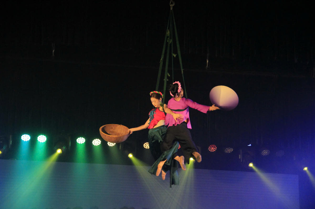 Tiết mục xiếc của Liên đoàn Xiếc Việt Nam. Ảnh: P. Sỹ.
