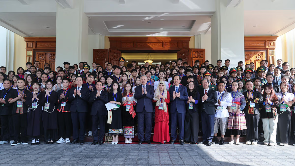 Tổng Bí thư Tô Lâm chụp ảnh lưu niệm với đoàn học sinh, sinh viên, thanh niên dân tộc thiểu số xuất sắc, tiêu biểu năm 2025. Ảnh: TTXVN