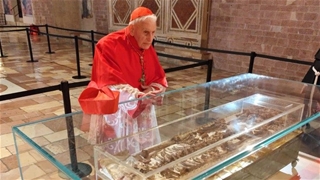 Hồng y 97 tuổi viếng di hài Thánh Phanxicô