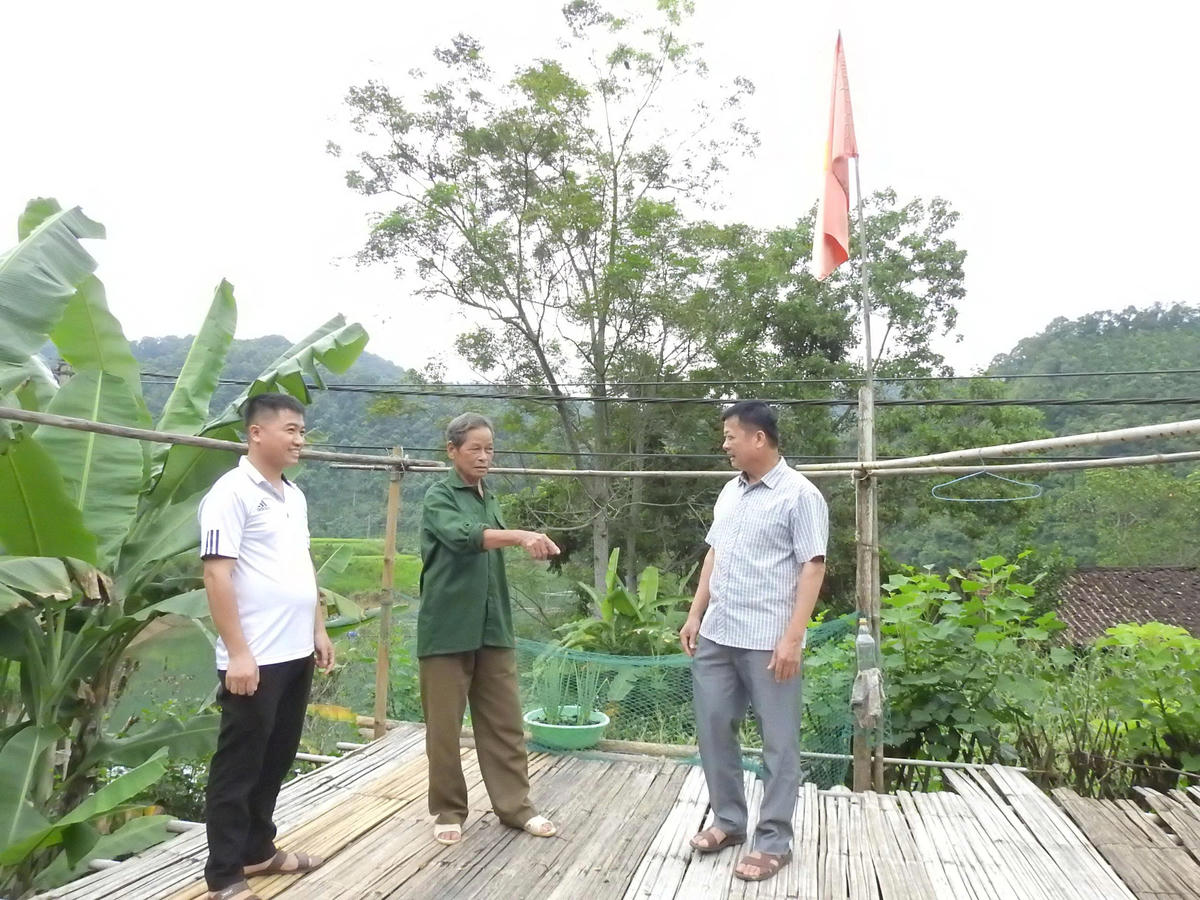 Ông Hoàng Trung Kiên (áo đen ở giữa) – người có uy tín ở xã Hoàng Văn Thụ, Lạng Sơn cùng Bộ đội Biên phòng tuyên truyền bảo vệ vững chắc đường biên cột mốc.