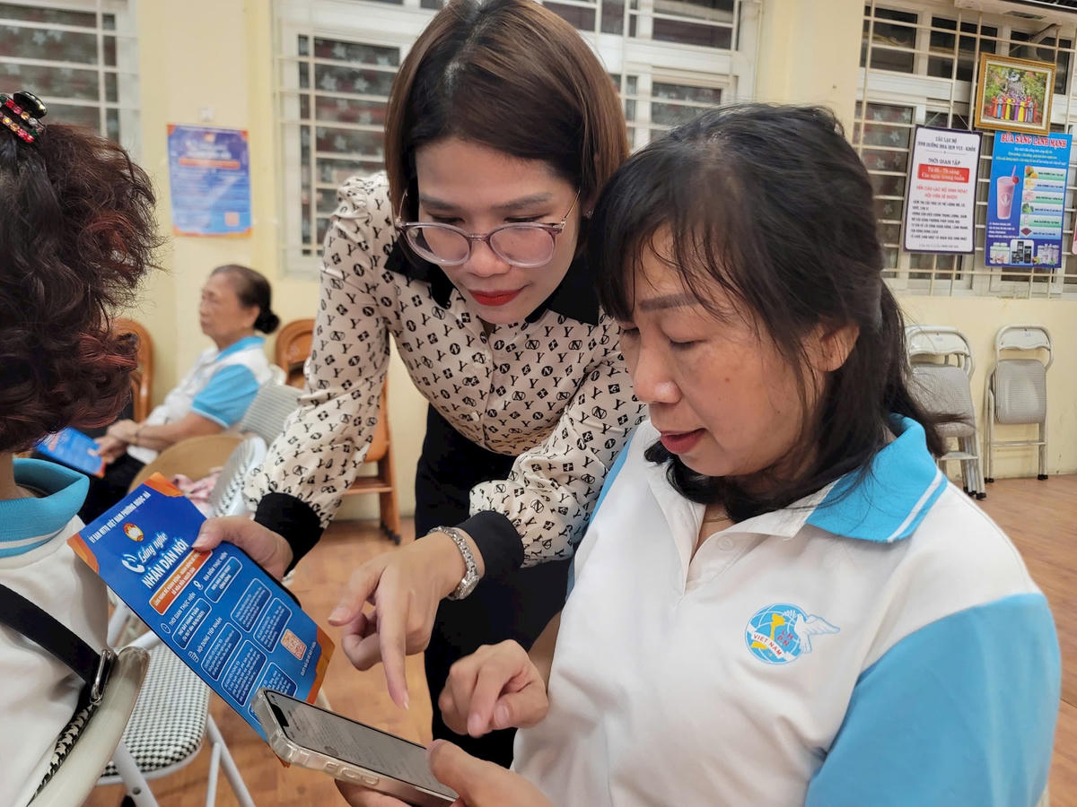 Cán bộ Mặt trận và các tổ chức thành viên tại phường Ngọc Hà (Hà Nội) hướng dẫn người dân phương pháp gửi ý kiến, kiến nghị thông qua mô hình “Lắng nghe nhân dân nói”. Ảnh: M.H.