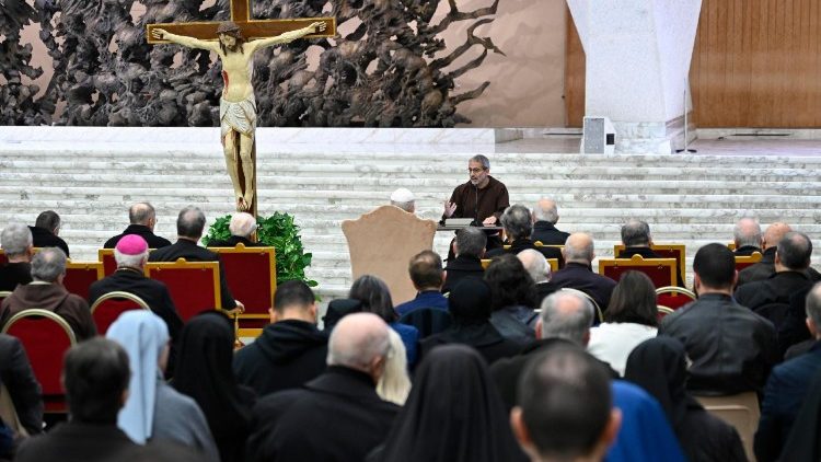 Il Papa in Aula Paolo VI per la predica di padre Pasolini (ANSA)