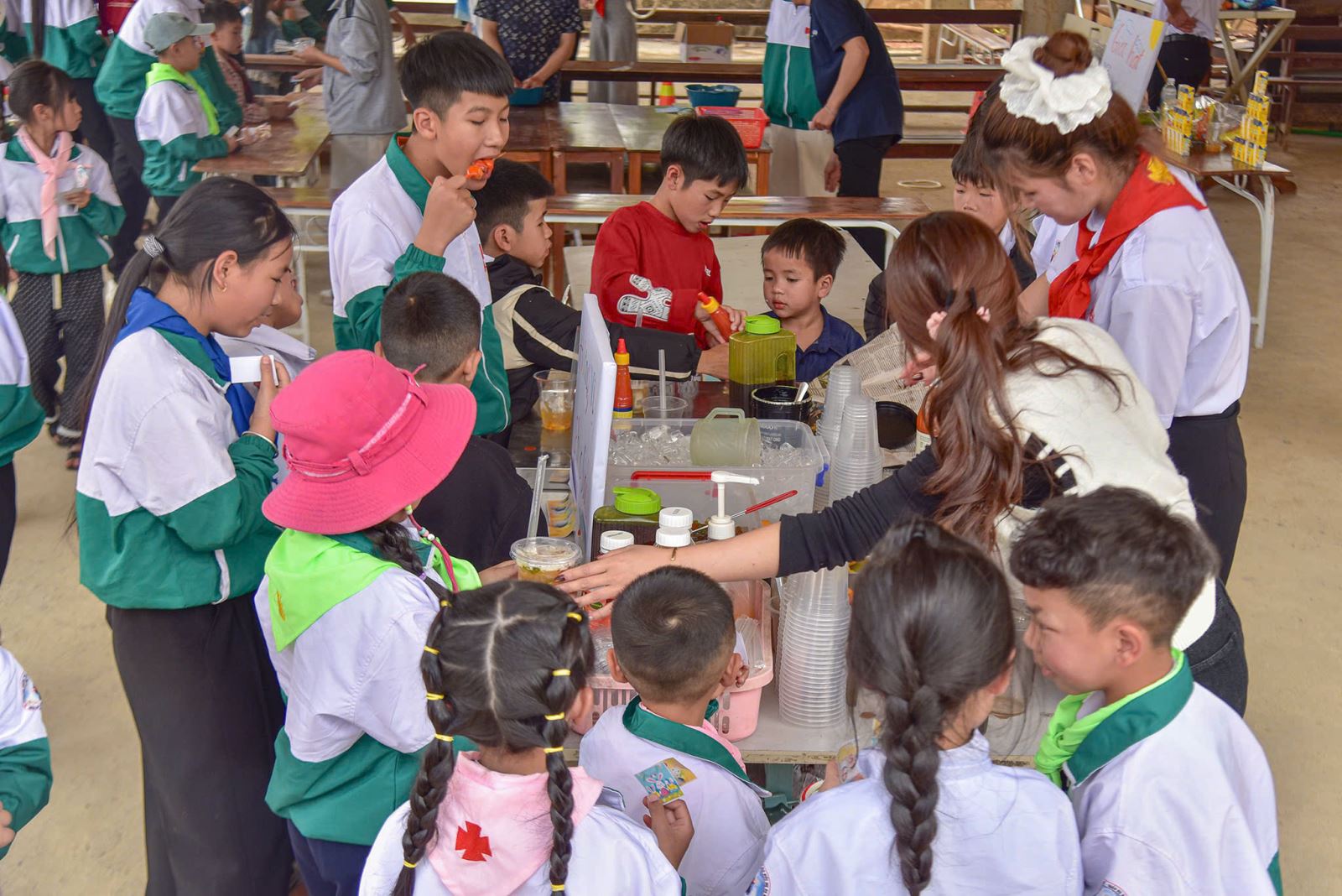 Gian hàng ẩm thực ở giáo họ Đa Nhim