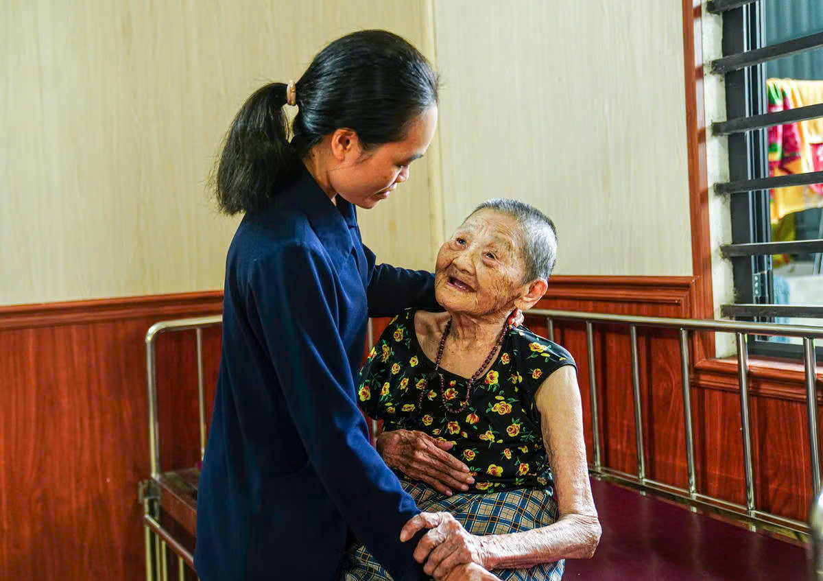 Tu sĩ Hà Thị Mạo - Quản lý Trung tâm từ thiện Thiên Ân (Hà Tĩnh) chăm sóc tận tình các đối tượng yếu thế. 