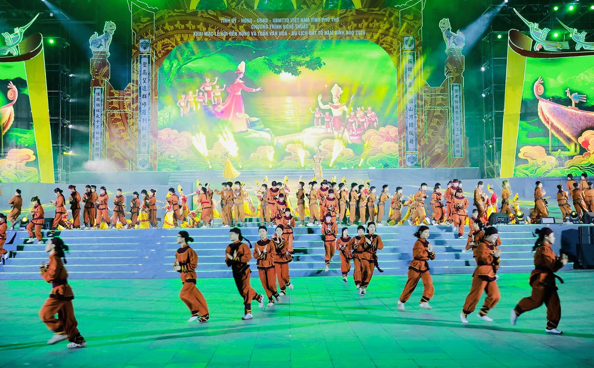 Diễn xướng con cháu Lạc Hồng lên rừng xuống biển trong màn nghệ thuật “Linh thiêng cội nguồn - Đất Tổ Hùng Vương” tại Quảng trường Hùng Vương, phường Việt Trì (hình ảnh tổng duyệt).