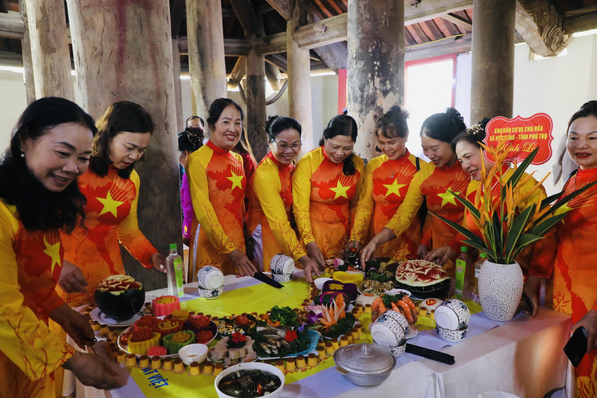 Các thành viên Ban Công tác Mặt trận ở khu dân cư thể hiện khéo léo trưng bày mâm cỗ. Ảnh: Tùng Duy.