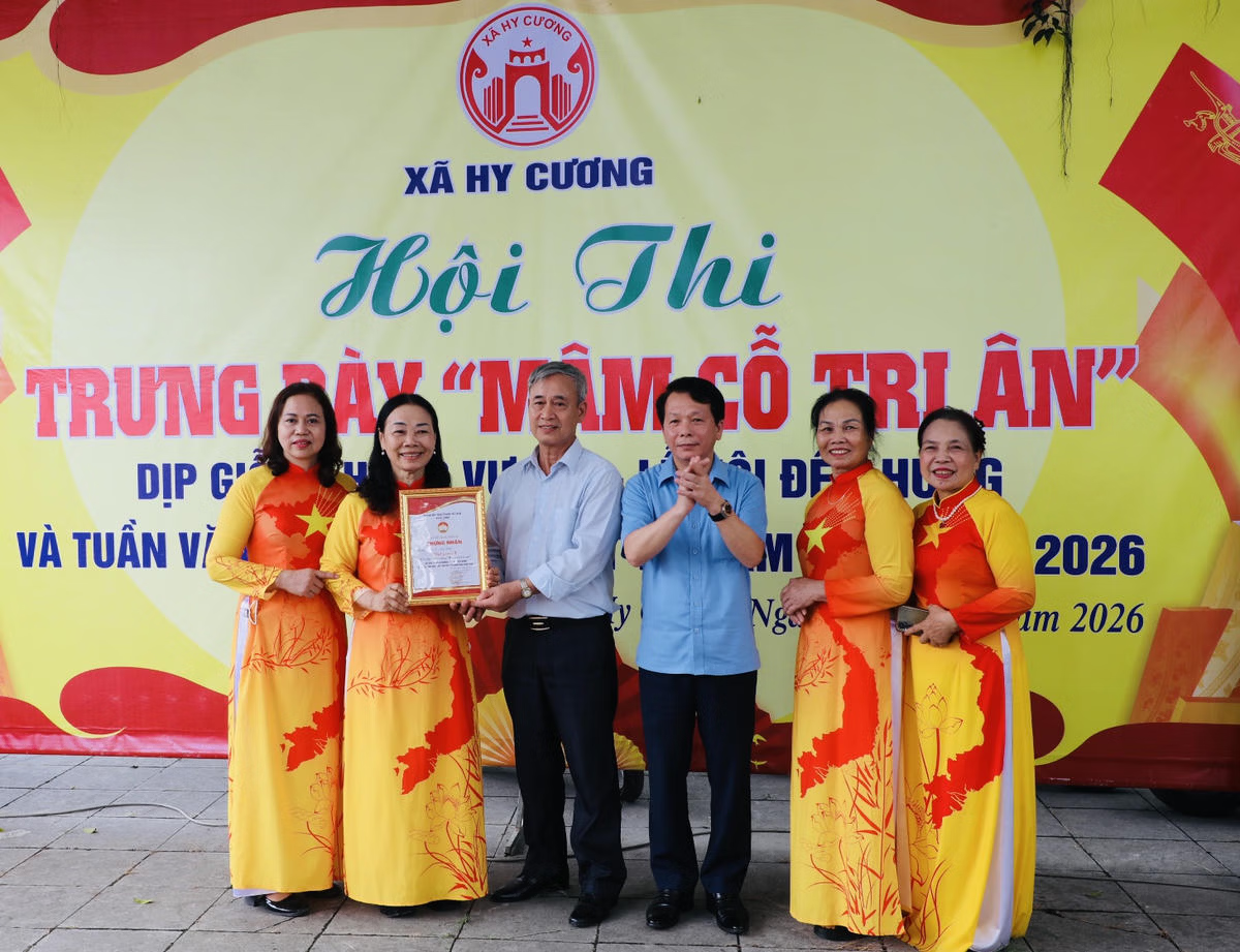 Bí thư Đảng ủy xã Hy Cương Tạ Ngọc Yến trao giải A cho “Người Mặt trận Khu 5” đạt giải A. Ảnh: Tùng Duy.