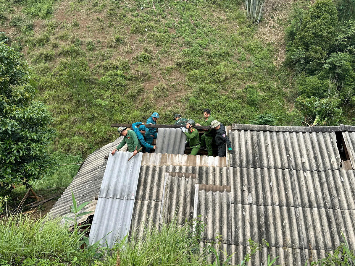 Công an xã Phiêng Khoài hỗ trợ nhân dân sửa chữa nhà cửa sau thiên tai.