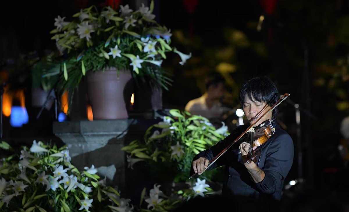 Nghệ sĩ violin say sưa biểu diễn trong chương trình Live Concert “Hà Nội bình yên” tại không gian Nhà Bát Giác, phố đi bộ hồ Hoàn Kiếm.