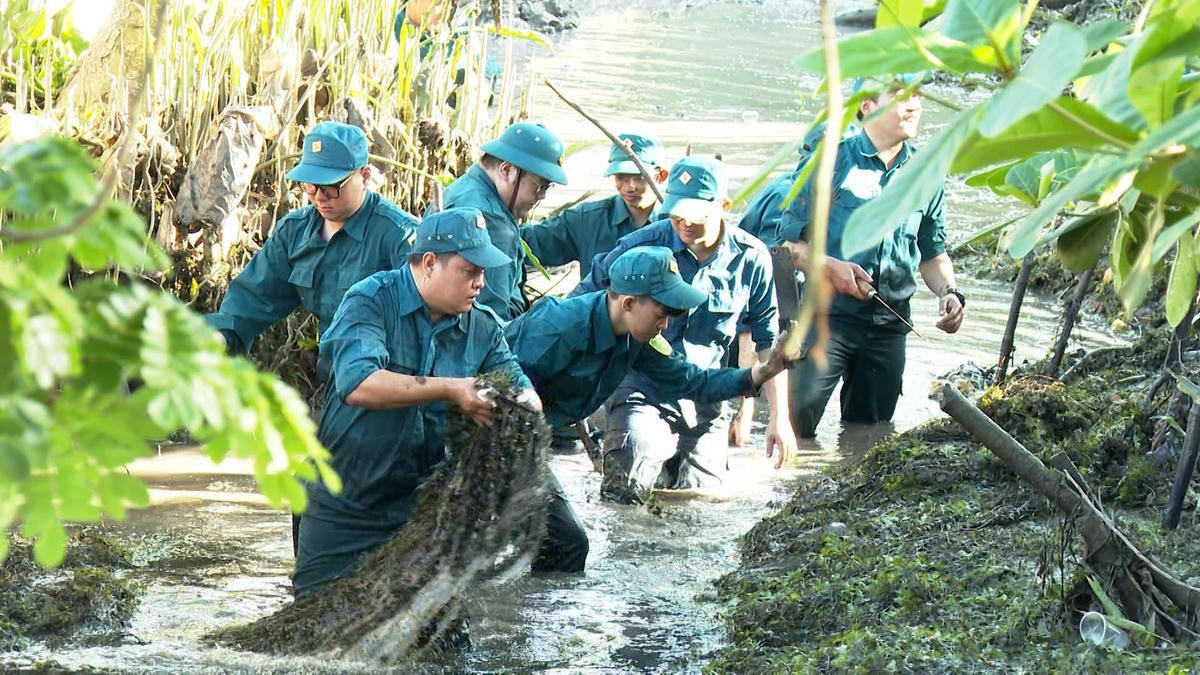 Các chiến sĩ sao vuông tham gia dọn vệ sinh, khơi thông tuyến kênh nối ấp Thanh Tây với ấp Xóm Gò, xã Nhuận Phú Tân (tỉnh Vĩnh Long), góp phần phục vụ sản xuất và đời sống người dân.