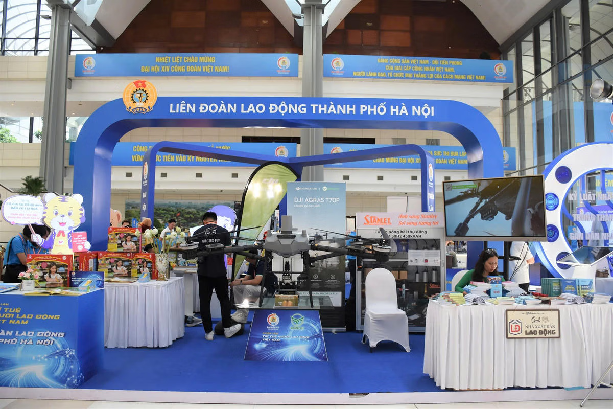 Không gian trưng bày công trình, sản phẩm, mô hình, giải pháp kỹ thuật và sáng kiến tiêu biểu của Liên đoàn Lao động Thành phố Hà Nội tại Đại hội XIV Công đoàn Việt Nam. Ảnh: PV