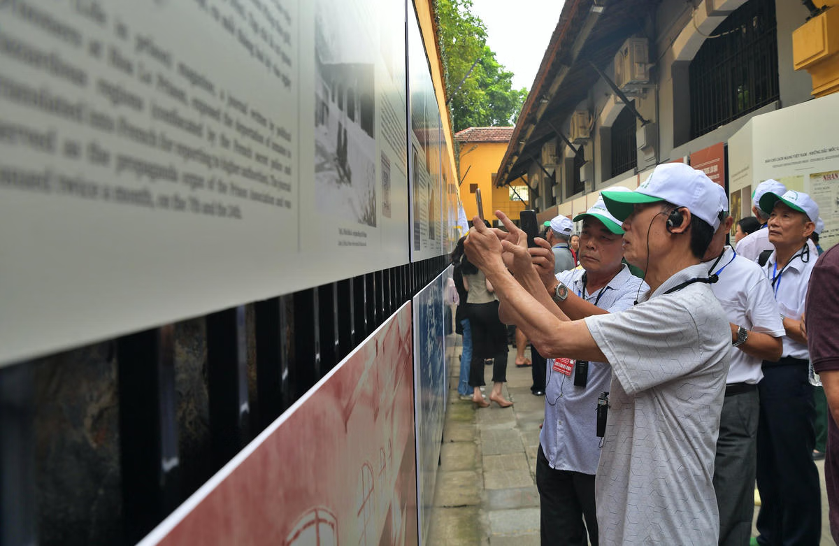 Không gian trưng bày chuyên đề “Bút thép, lòng son” tại Di tích Nhà tù Hỏa Lò thu hút đông đảo du khách tham quan.