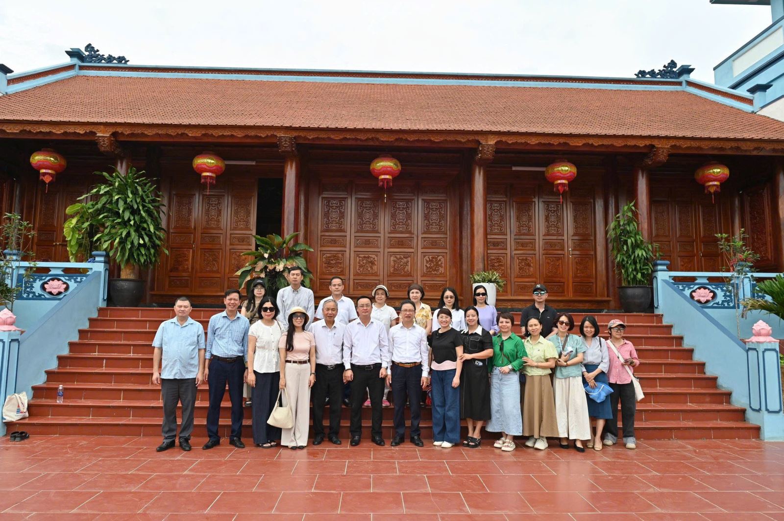 Đại diện liên chi bộ chụp ảnh lưu niệm sau chương trình sinh hoạt chuyên đề