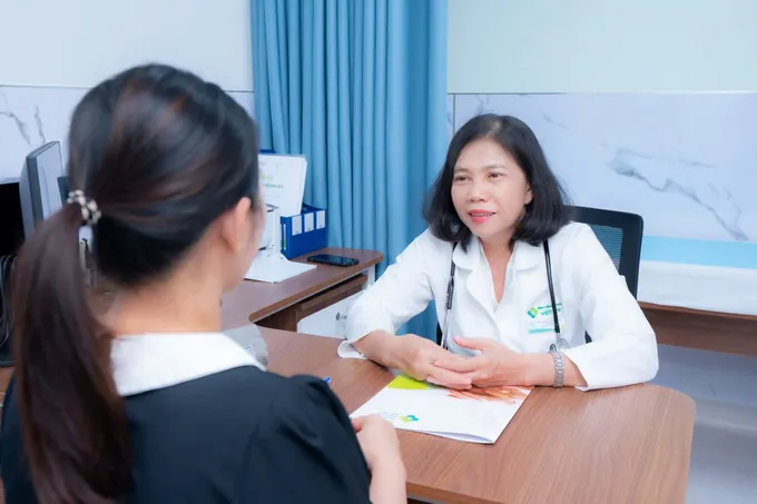 BS-CK2 Nguyễn Thị Dững tư vấn và thăm khám cho người bệnh có dấu hiệu rối loạn tiêu hóa kéo dài.