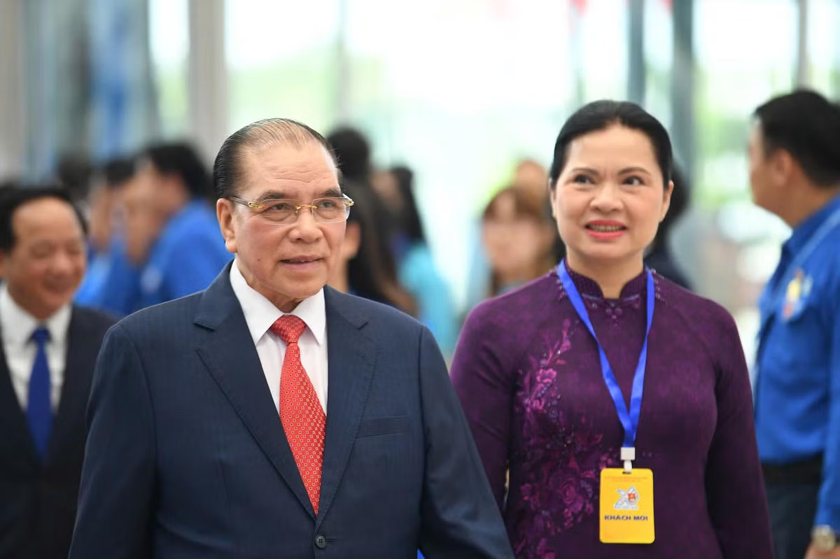 Nguyên Tổng Bí thư Ban Chấp hành Trung ương Đảng Nông Đức Mạnh; Ủy viên Trung ương Đảng, Phó Chủ tịch - Tổng Thư ký Ủy ban Trung ương MTTQ Việt Nam Hà Thị Nga dự Đại hội. Ảnh: PV
