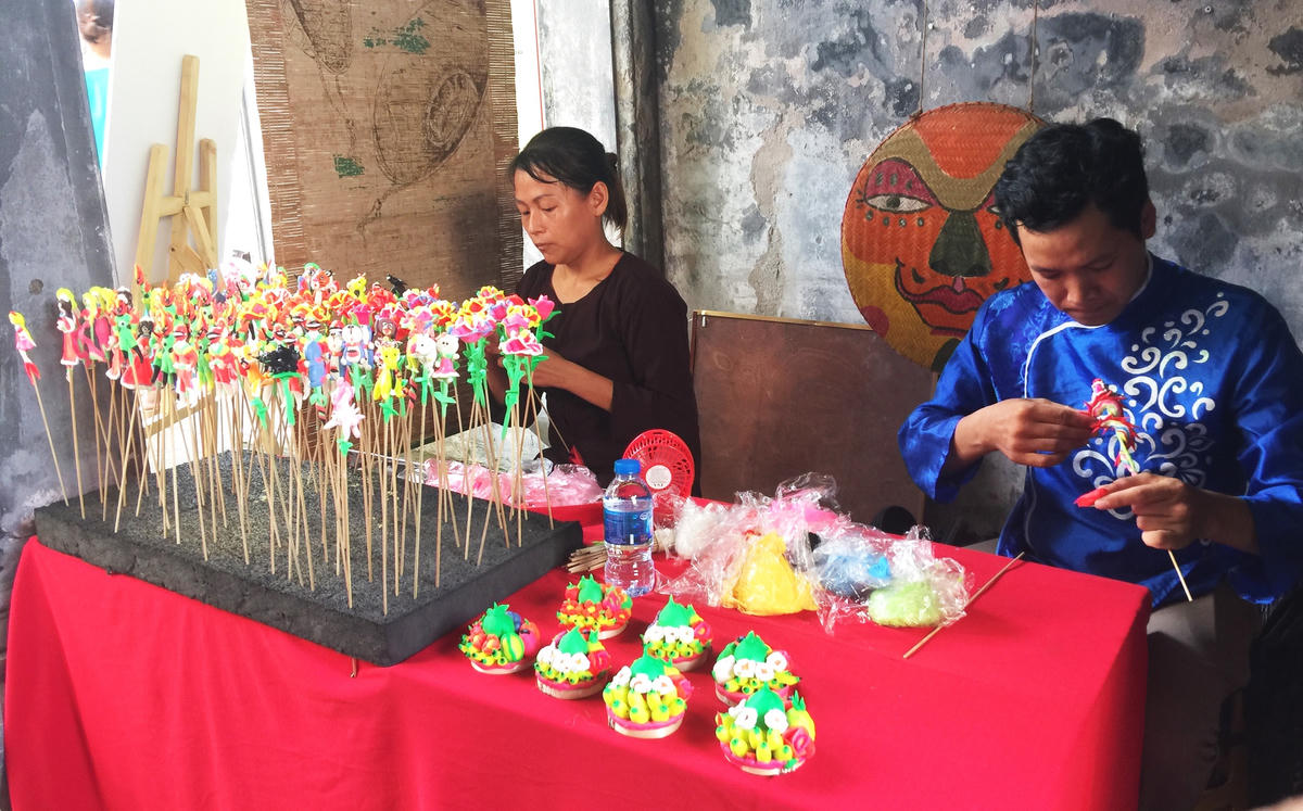 Nghệ nhân làng nghề Tò he Xuân La - Hà Nội.
