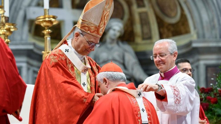 Đức Thánh Cha chủ sự Thánh lễ trao Dây Pallium cho các Đức Tân TGM (@VATICAN MEDIA)