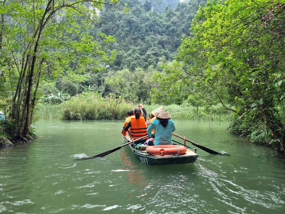 Du khách tham quan danh thắng Tràng An - Ninh Bình. Ảnh: Dung Hòa