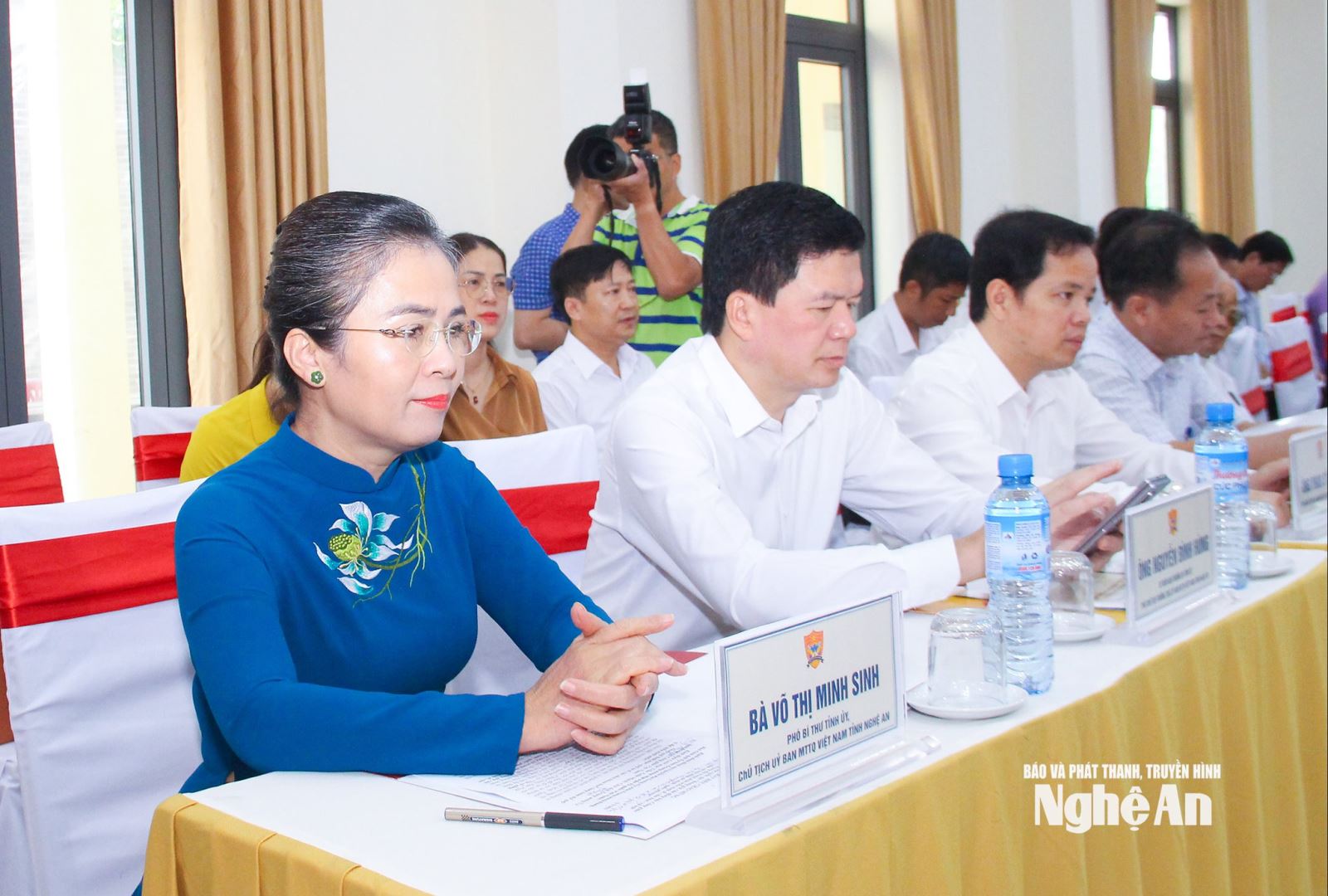 Đồng chí Võ Thị Minh Sinh – Phó Bí thư Tỉnh uỷ, Chủ tịch Ủy ban MTTQ Việt Nam tỉnh cùng các đại biểu dự Hội thảo. Ảnh: Mai Hoa