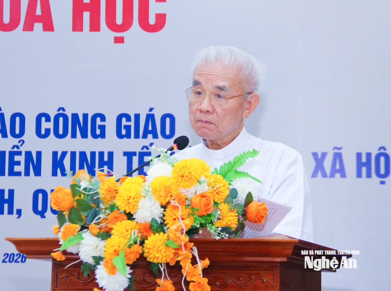 Linh mục Trần Xuân Mạnh - Chủ tịch Trung ương Ủy ban Đoàn kết Công giáo Việt Nam phát biểu đề dẫn tại Hội thảo. Ảnh: Mai Hoa