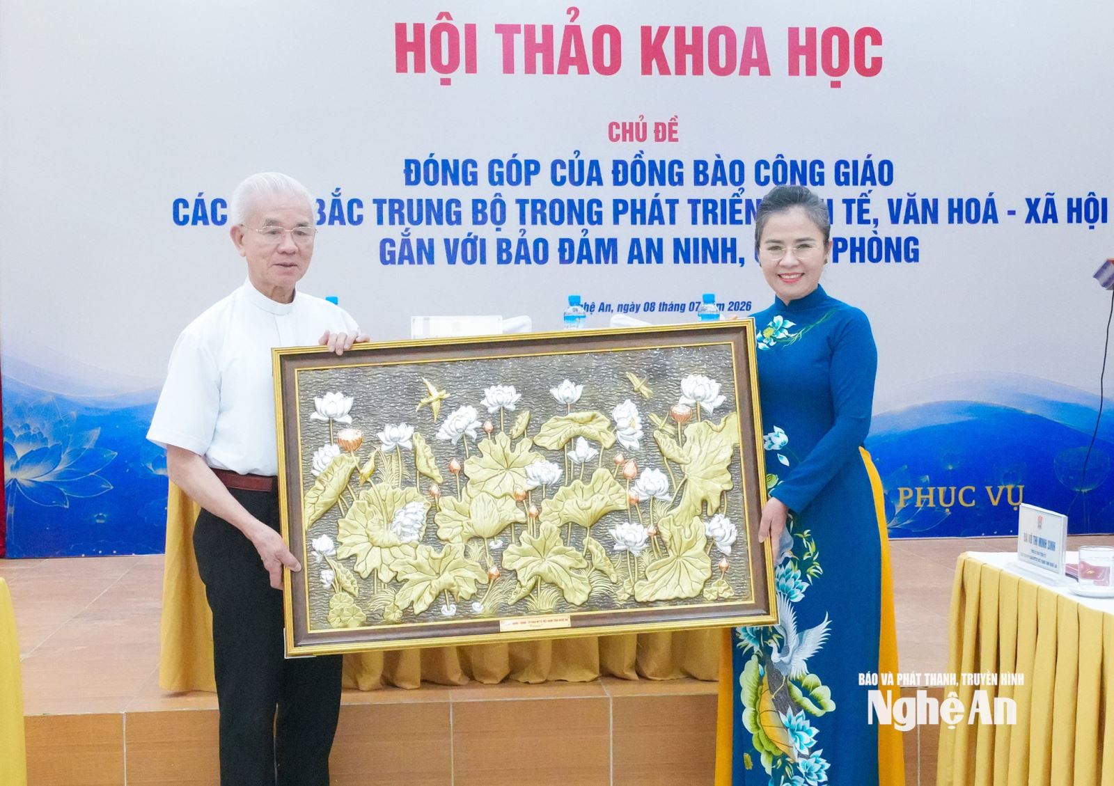 Đồng chí Võ Thị Minh Sinh – Phó Bí thư Tỉnh uỷ, Chủ tịch Ủy ban MTTQ Việt Nam tỉnh Nghệ An trao tặng Trung ương Ủy ban Đoàn kết Công giáo Việt Nam bức tranh sen. Ảnh: Mai Hoa