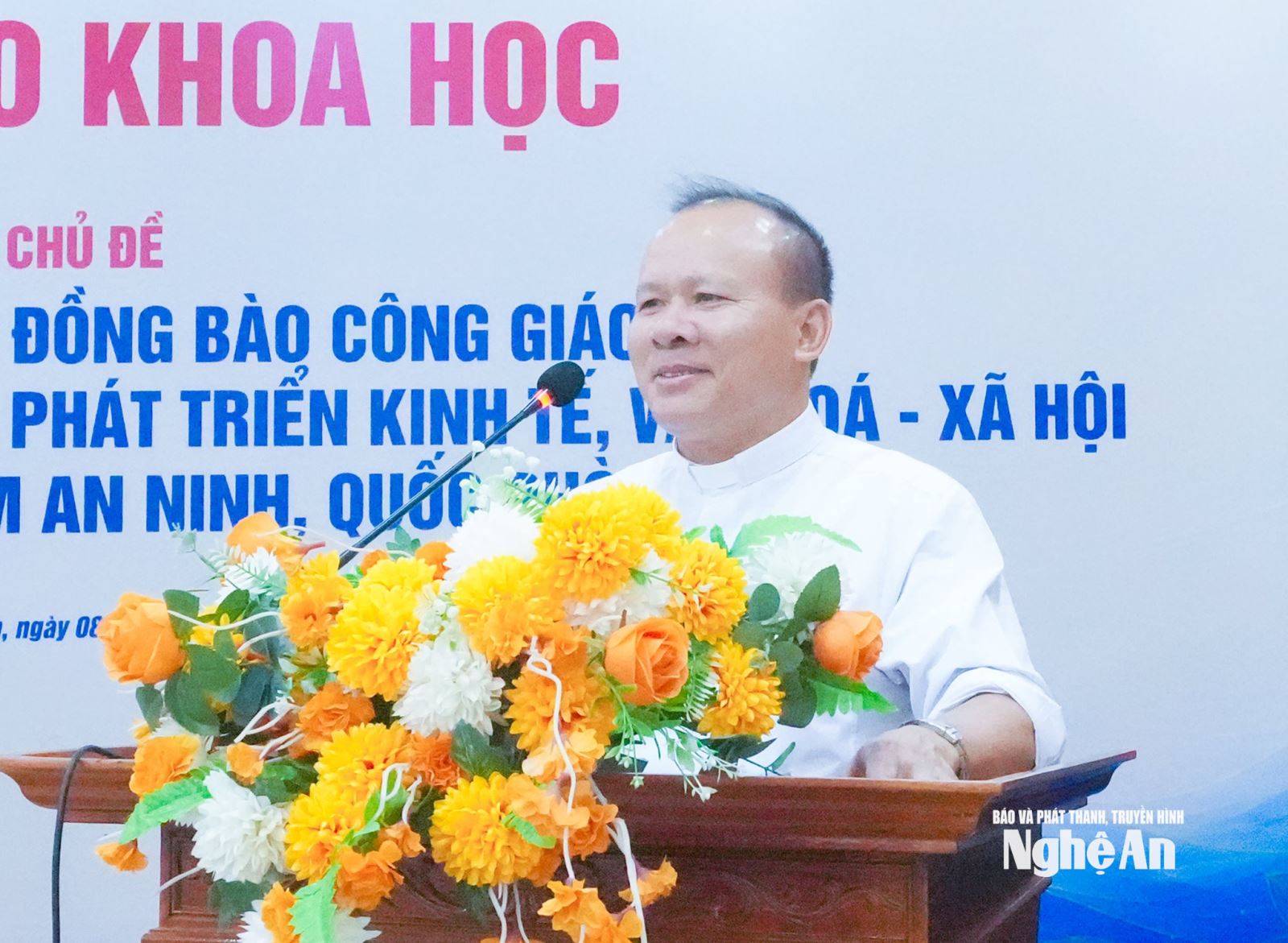 Linh mục Giuse Phan Văn Thắng - Chủ tịch Ủy ban Đoàn kết Công giáo Việt Nam tỉnh Nghệ An tham luận nội dung: "Tinh thần bác ái Công giáo và đóng góp của giáo dân trong xây dựng đời sống văn hoá ở khu dân cư hiện nay - thực tiễn từ Nghệ An". Ảnh: Mai Hoa