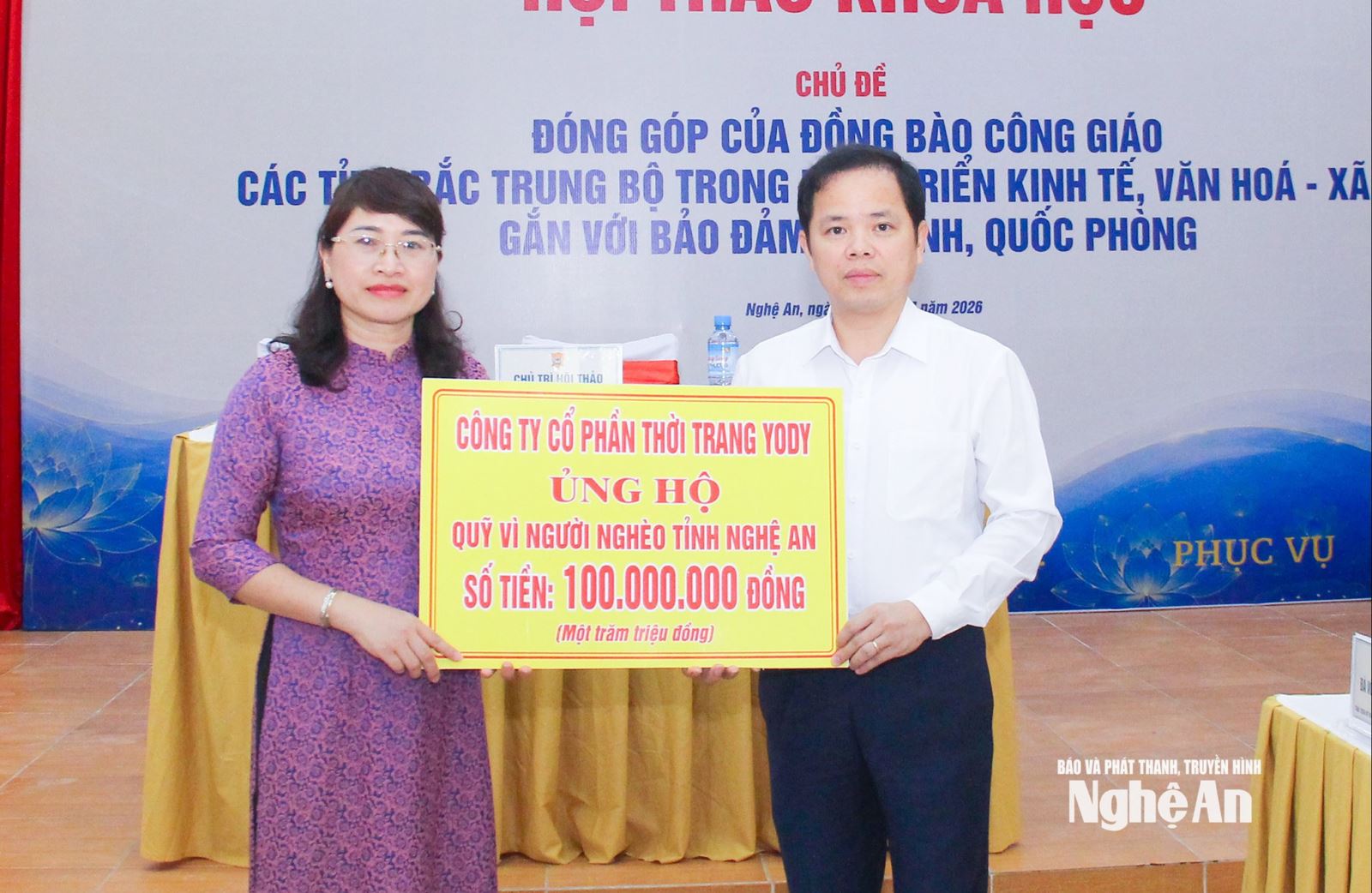 Trong khuôn khổ chương trình Hội thảo, Ban Tổ chức Hội thảo đã kết nối với doanh nghiệp hỗ trợ Quỹ vì người nghèo tỉnh Nghệ An 100 triệu đồng. Ảnh: Mai Hoa