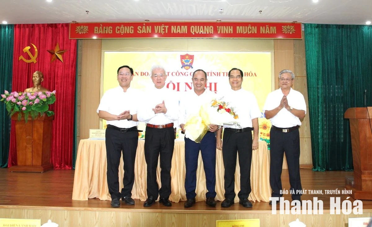 Chủ tịch, Phó Chủ tịch Ủy ban ĐKCG tỉnh tặng hoa chúc mừng thành viên Ban Thường trực Ủy ban ĐKCG tỉnh mới được hiệp y bổ sung.