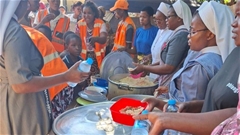 Các nữ tu Thừa sai Máu Châu Báu tại Mozambique cứu trợ nạn nhân lũ lụt tại Xai-Xai