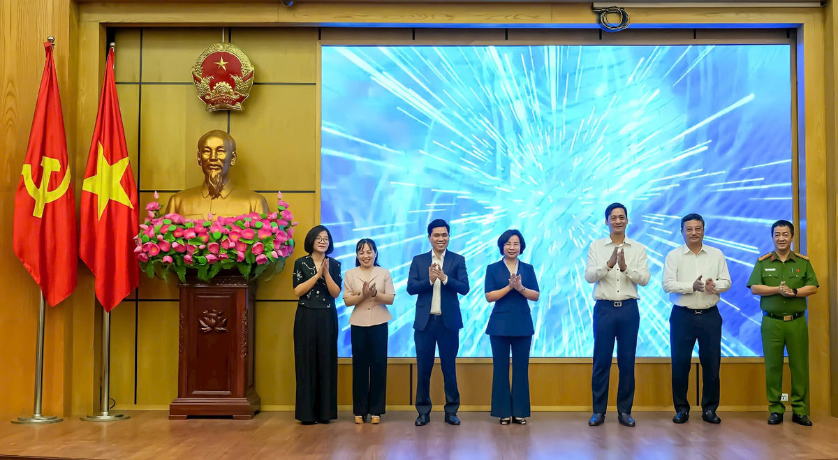 Chủ tịch Ủy ban MTTQ Việt Nam TP Hà Nội Bùi Huyền Mai cùng các đại biểu thực hiện nghi thức khởi động mô hình “Cán bộ Mặt trận thực chiến cùng AI” tại phường Ngọc Hà.