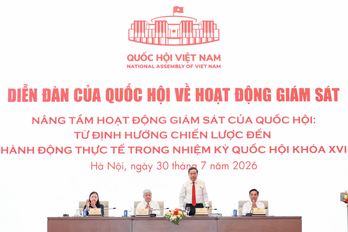 Chủ tịch Quốc hội Trần Thanh Mẫn; Ủy viên Bộ Chính trị, Phó Chủ tịch Thường trực Quốc hội Đỗ Văn Chiến; Phó Chủ tịch Quốc hội, Phó Trưởng Ban Thường trực Ban Tổ chức Diễn đàn Nguyễn Doãn Anh; Chủ nhiệm Ủy ban Dân nguyện và Giám sát Lê Thị Nga cùng chủ trì Diễn đàn (Ảnh: Quang Vinh)