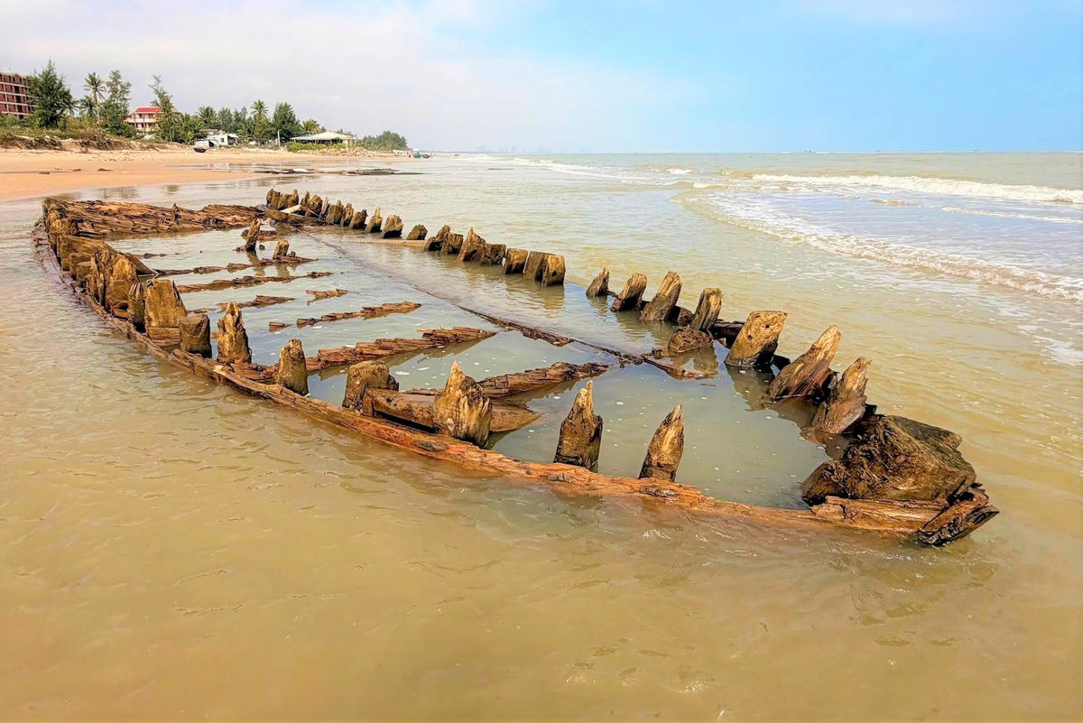 Tàu cổ xuất lộ tại bờ biển Hội An, phường Hội An Tây, TP Đà Nẵng. Ảnh: Tấn Thành
