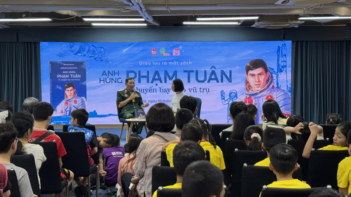 Quang cảnh buổi giao lưu với Trung tướng, Anh hùng Phạm Tuân. Ảnh: Thư Hoàng.